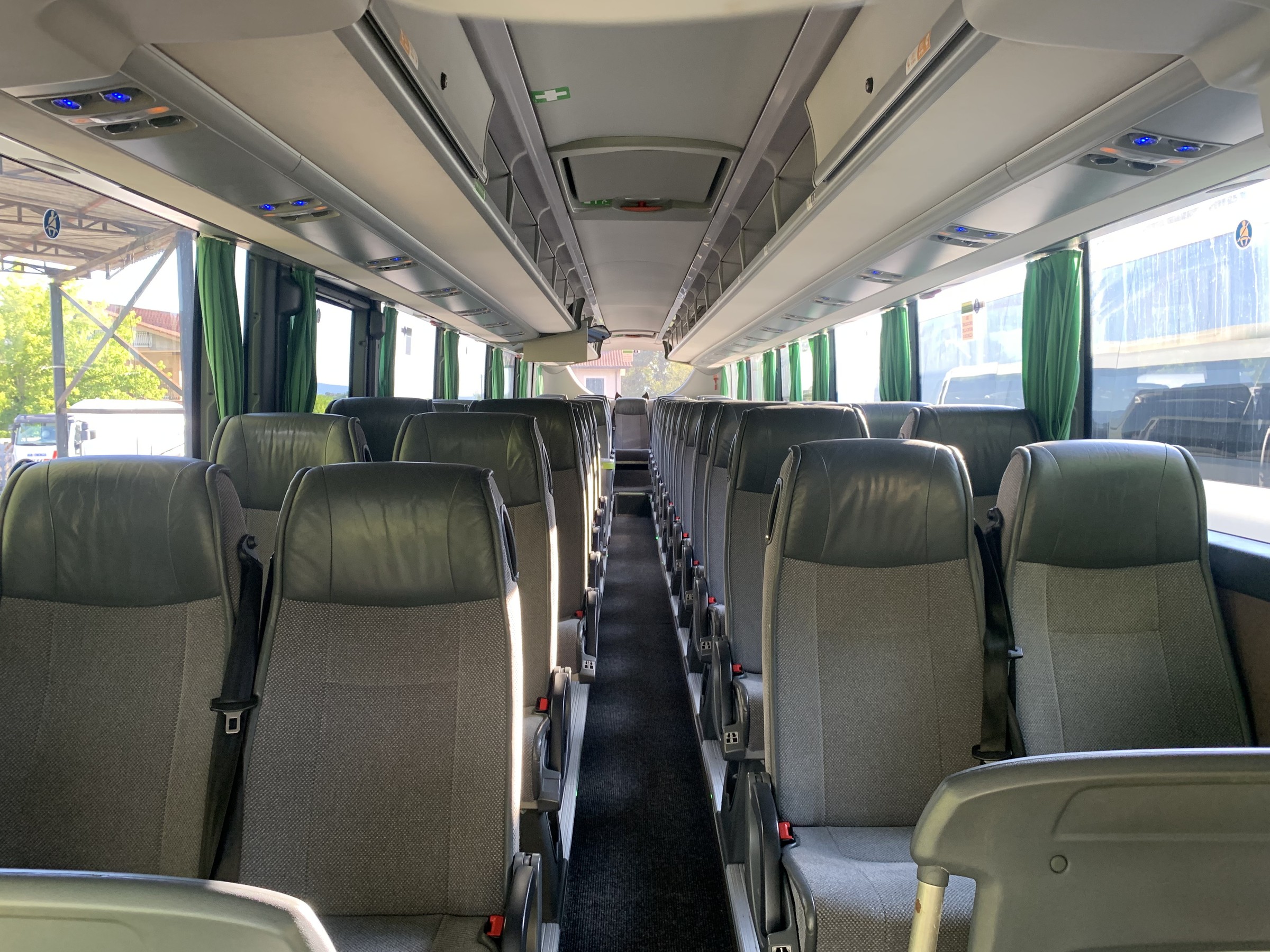 Vista anteriore degli interni dello Scania OmniExpress