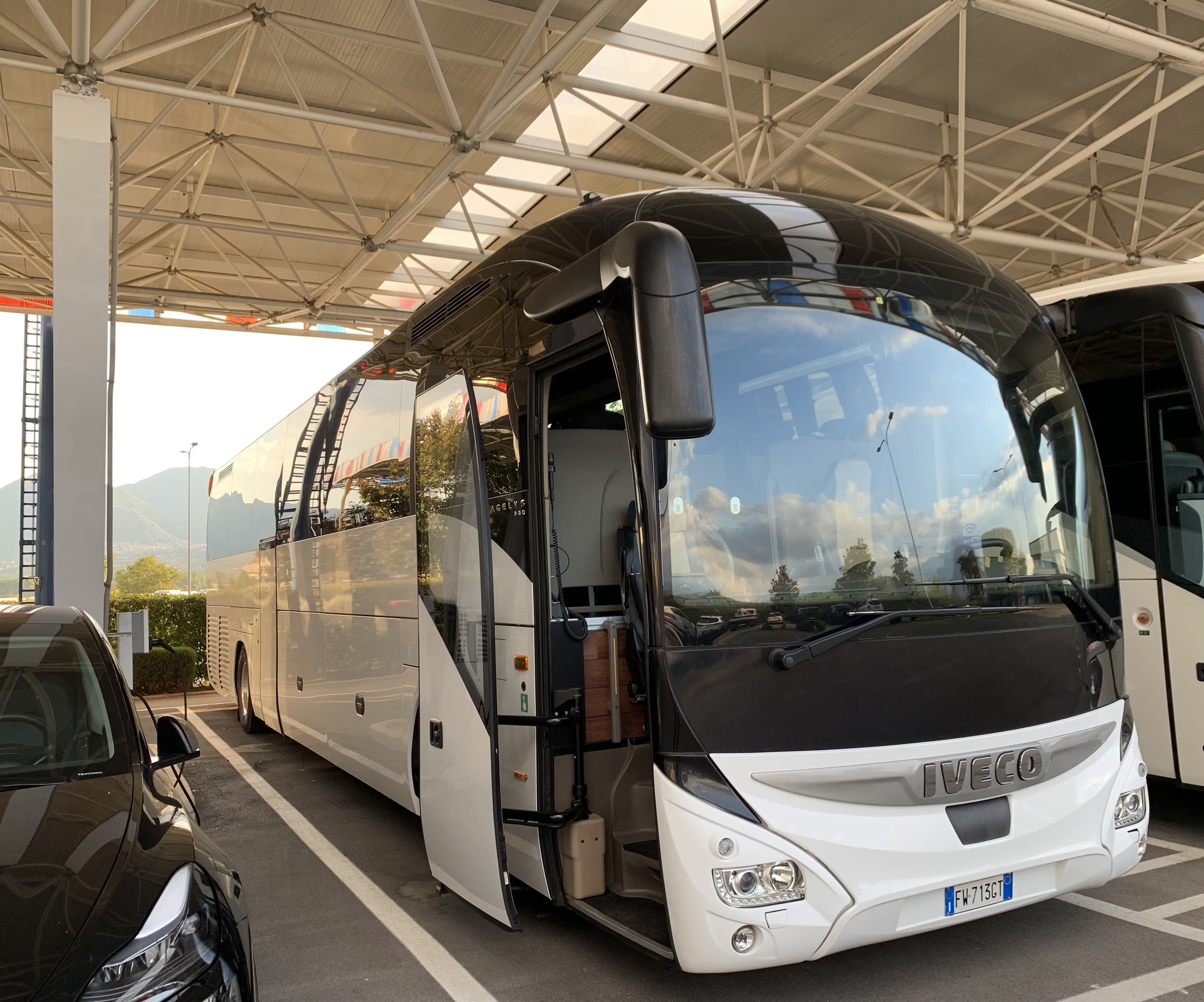 Costa Tour Iveco Magelys Pro, vista anteriore